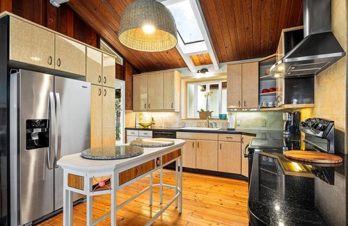 Holualoa House | Idyllic Ocean View Retreat: Pool & Family-Friendly Amenities