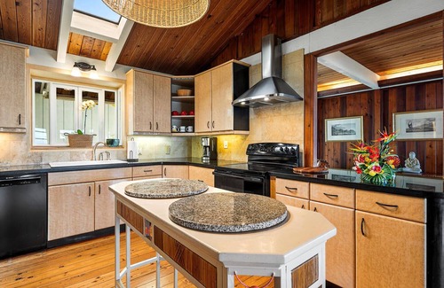 Holualoa House | Idyllic Ocean View Retreat: Pool & Family-Friendly Amenities
