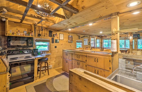 Kunkletown Cabin | Relaxing Pocono Mountain Cabin Retreat with Hot Tub Access