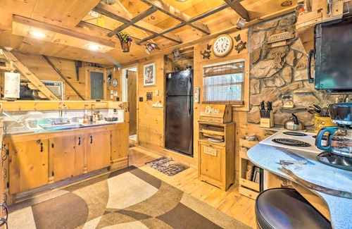 Kunkletown Cabin | Relaxing Pocono Mountain Cabin Retreat with Hot Tub Access