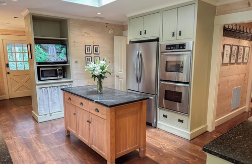 Highlands Hills House | Charming Getaway: Chef's Kitchen, Pool & 9.8/10 Rating