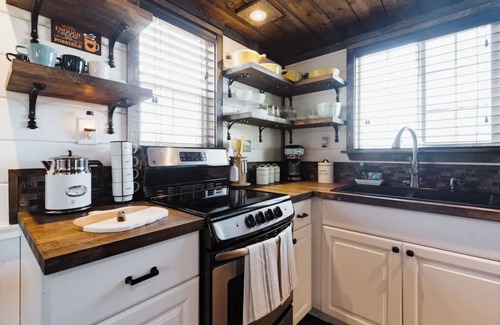 Livermore House | Idyllic Tiny House Retreat on a 100-Acre Ranch