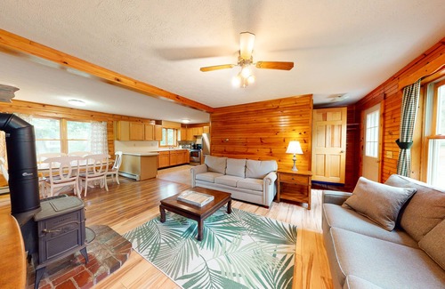 Hiram House | Pet-Friendly Riverfront Retreat with Fast WiFi & Kayaks
