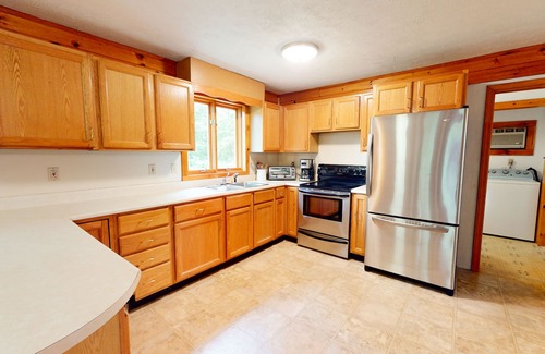 Hiram House | Pet-Friendly Riverfront Retreat with Fast WiFi & Kayaks