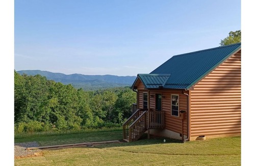 Smith River Cabin | Ideal Getaway near Fairy Stone State Park with Pool Access