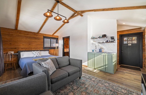 Thompson Cabin | Romantic Cabin Retreat Near Elk Mountain with Great Amenities