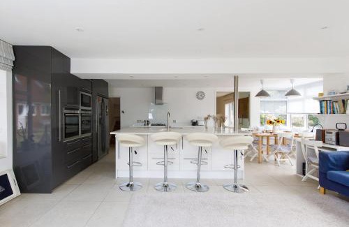 Birdham House | Tranquil Coastal Retreat for Families - Sleeps 12, 4 Stars