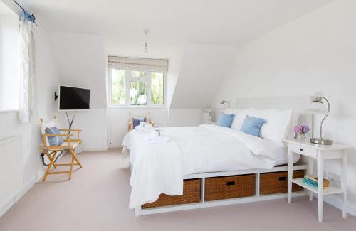 Birdham House | Tranquil Coastal Retreat for Families - Sleeps 12, 4 Stars