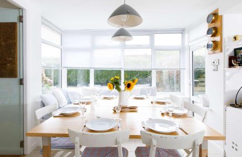Birdham House | Tranquil Coastal Retreat for Families - Sleeps 12, 4 Stars