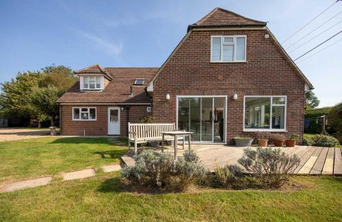 Birdham House | Tranquil Coastal Retreat for Families - Sleeps 12, 4 Stars
