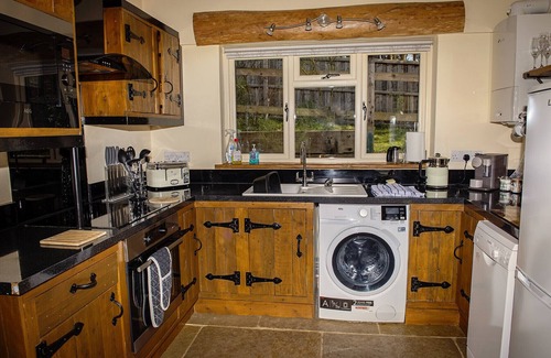 Sherwood Forest Cabin | Idyllic Retreat in Sherwood Forest with Hot Tub & Spa