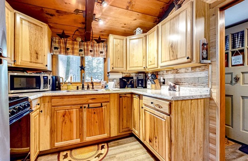 Center Conway House | Rustic Dog-Friendly Retreat with Firepit & Spa Amenities