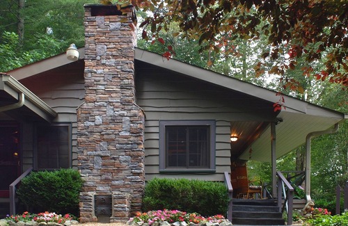 Rabun Gap Cabin | Rustic Elegance with Mountain Views and Pet-Friendly Comfort