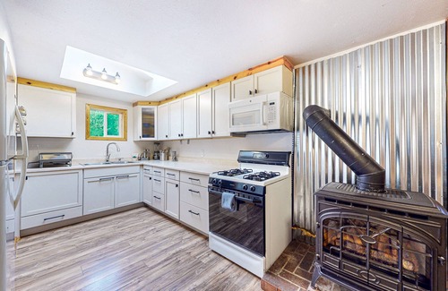 Bellingham House | Inviting Getaway with Large Yard & Dog-Friendly Amenities