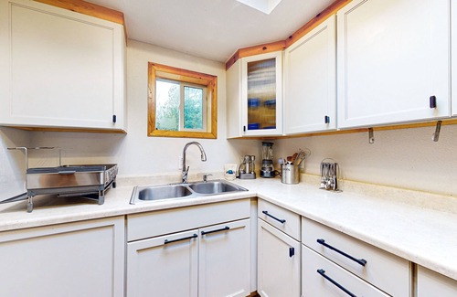 Bellingham House | Inviting Getaway with Large Yard & Dog-Friendly Amenities