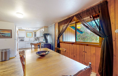 Bellingham House | Inviting Getaway with Large Yard & Dog-Friendly Amenities