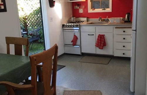 College Terrace Cottage | Tranquil Cottage Steps from Stanford Campus - Rated 9.8