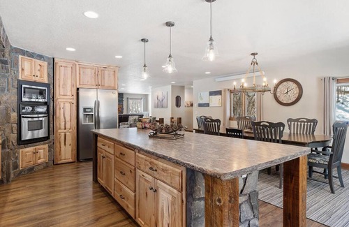 Custer House | Secluded Creekside Retreat: 4-Star, Family-Friendly Escape