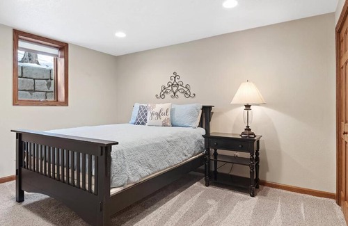 Custer House | Secluded Creekside Retreat: 4-Star, Family-Friendly Escape