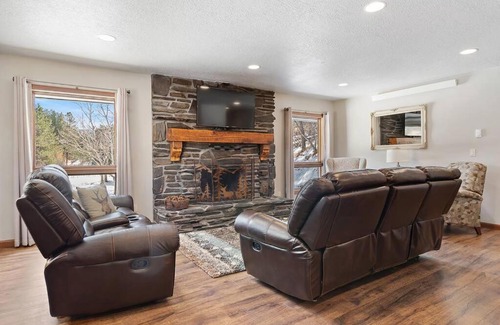 Custer House | Secluded Creekside Retreat: 4-Star, Family-Friendly Escape