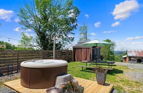 Thompson Cabin | Explore Camp Bluestone Queen Cabin Near Elk Mountain Ski Area