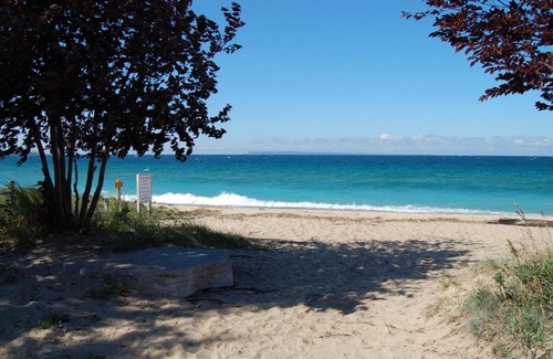 Glen Arbor Hotel | Tranquil Secluded Sunset with Child-Friendly Amenities