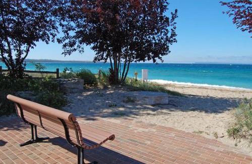 Glen Arbor Hotel | Tranquil Secluded Sunset with Child-Friendly Amenities