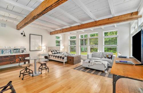 Glen Arbor Hotel | Tranquil Secluded Sunset with Child-Friendly Amenities