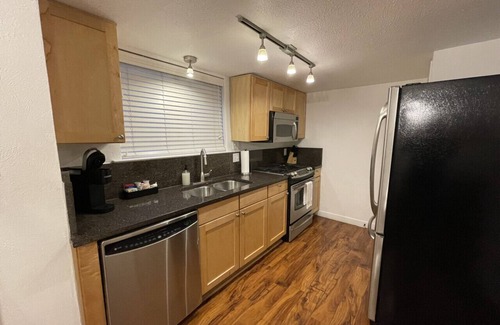Bouldin House | Secluded TH in DT Austin! Just a 5min walk to Palmer Ctr!