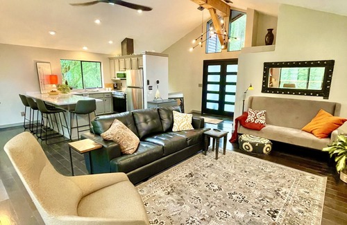 Squak Mountain House | Tranquil Tree House Chalet with Spa & Breakfast Included