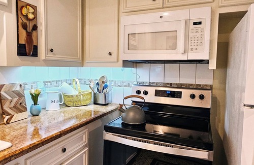 Houston Heights Cottage | Serene Two-Story Loft with Balcony & Spa in The Heights