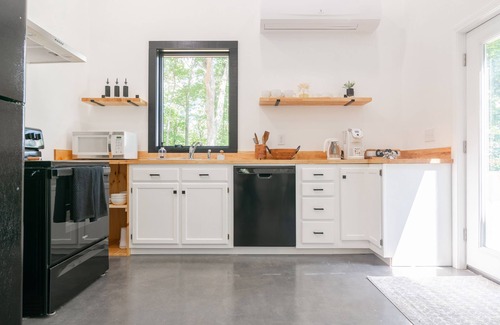 Meadows Of Dan House | Modern Mountain Home by River: Guest Rated 10/10 Stay