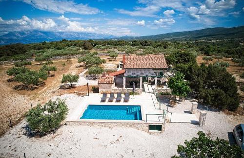 Praznica House | Peaceful Retreat: Bračuta Vacation House with Pool & Ocean Views