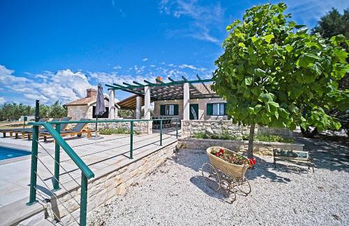 Praznica House | Peaceful Retreat: Bračuta Vacation House with Pool & Ocean Views
