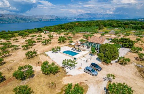 Praznica House | Peaceful Retreat: Bračuta Vacation House with Pool & Ocean Views