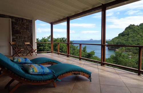 St. Patrick House | Tranquil Villa with Ocean View near Black Sand Beach