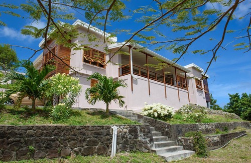 St. Patrick House | Tranquil Villa with Ocean View near Black Sand Beach