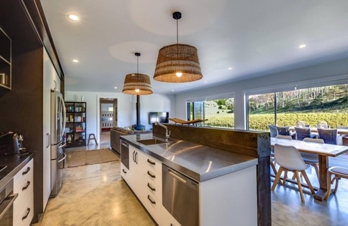 Eskdale Villa | Idyllic Secluded Vineyard Villa with Pool & Breakfast