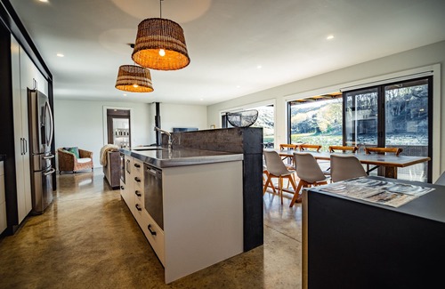 Eskdale Villa | Idyllic Secluded Vineyard Villa with Pool & Breakfast