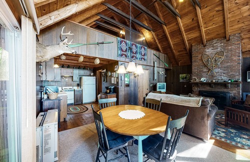 Parsonsfield House | Scenic Waterfront Cabin with Private Dock & Kayaks