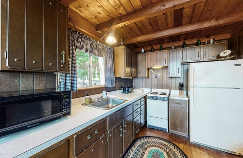 Parsonsfield House | Scenic Waterfront Cabin with Private Dock & Kayaks