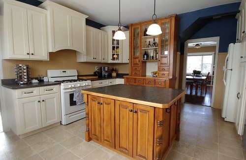 Meadowbank House | Tranquil Waterview Farmhouse Close to Beaches and City