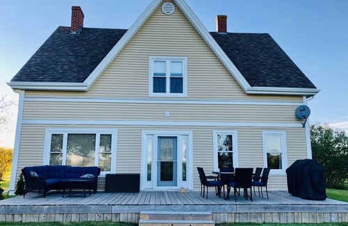 Meadowbank House | Tranquil Waterview Farmhouse Close to Beaches and City