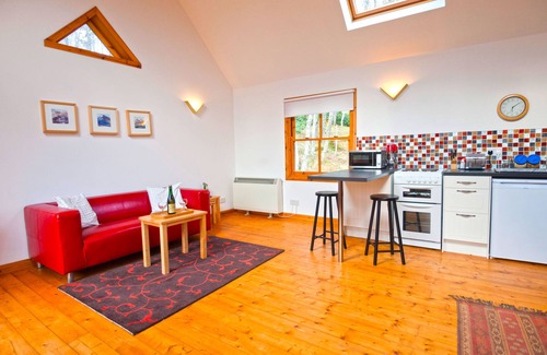 Glen Urquhart Cottage | Secluded Woodland Cottage with Ocean View and Breakfast