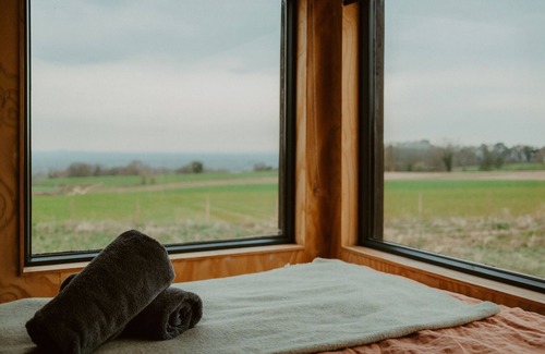 Cheshire West and Chester Cabin | Cozy Off-Grid Cabin Retreat in the Mountains