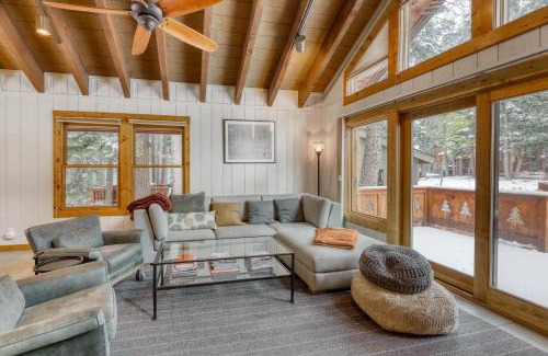 Truckee House | Stylish Seclusion with Pool & Hot Tub - 10/10 Guest Rated