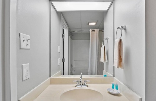 North East Hotel | Bay View Conference Suite with Pool and Family Amenities