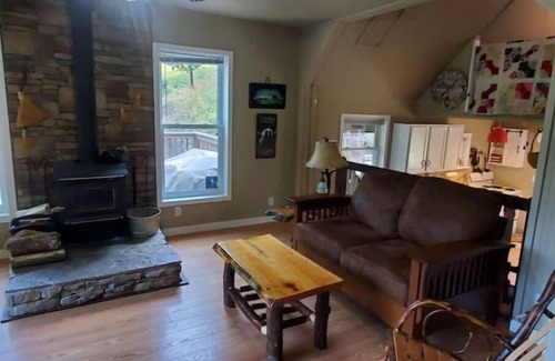 Ronceverte Cabin | Guest Rated: 10/10 Second Creek Cabin on Wooded Acres