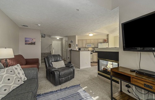 Manistee Condo | Beautiful Lakeview Condo with Pool and Spa Amenities