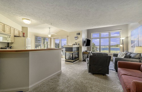 Manistee Condo | Beautiful Lakeview Condo with Pool and Spa Amenities